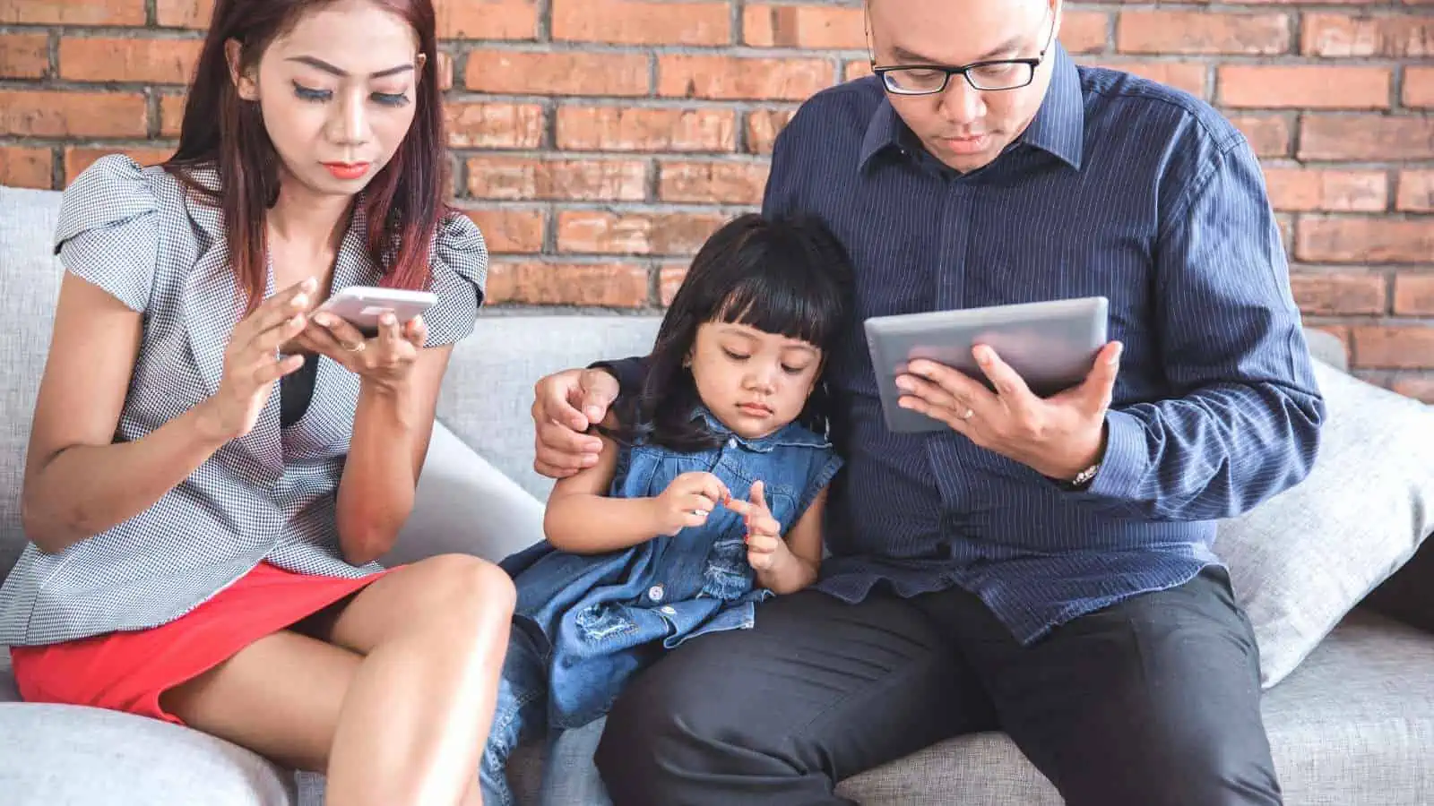 parents ignoring their child on their phones