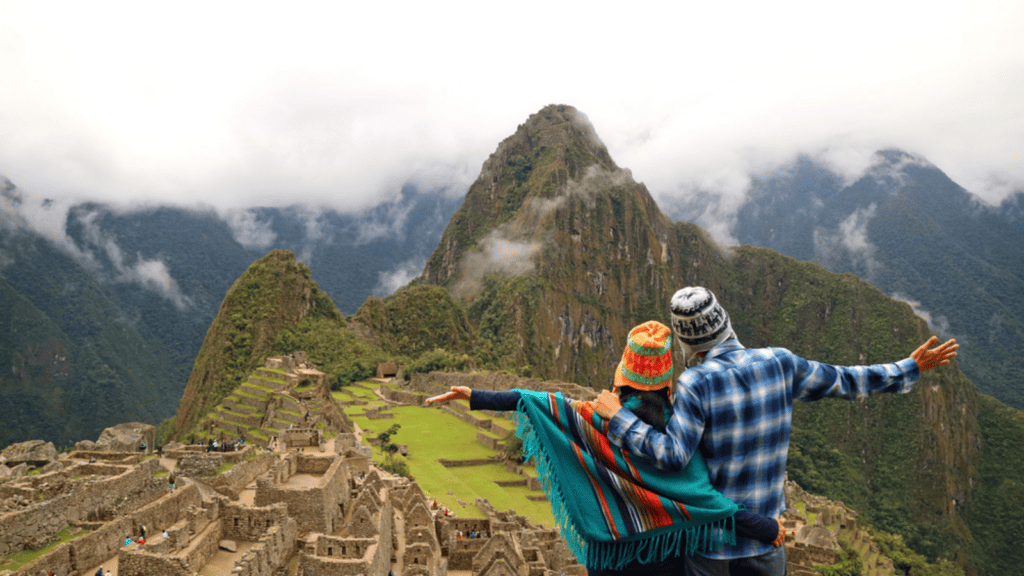 travel couple machu pichu