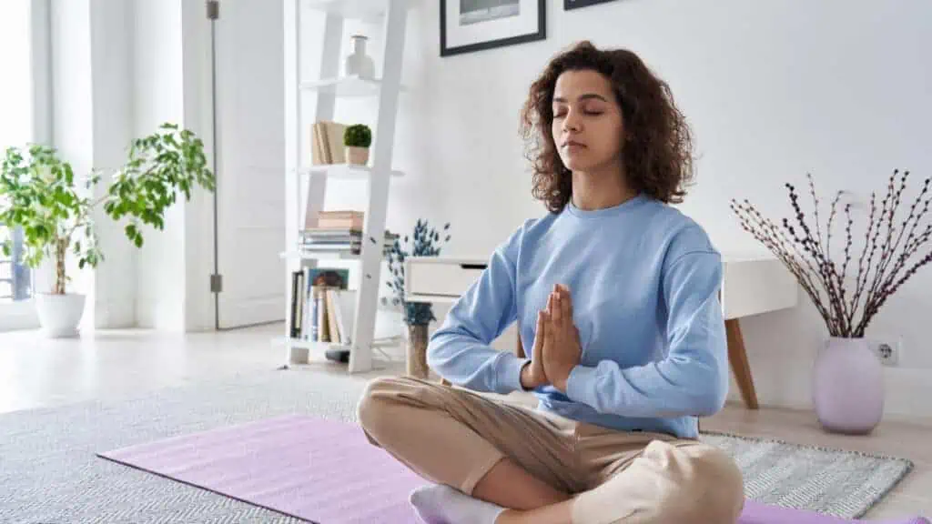 người phụ nữ yoga thiền thở tại nhà khỏe mạnh chánh niệm
