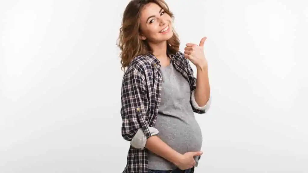 pregnant woman happy thumbs up